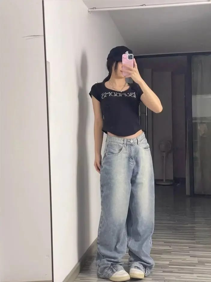 Pantalón jeans mujer tiro alto, corte recto holgado, pierna ancha, estilo retro urbano americano.