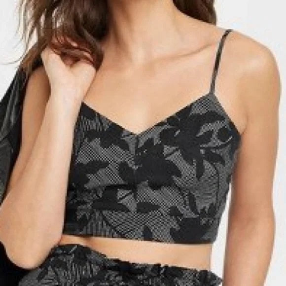 Musculosa dama Universal Thread crop top palmeras