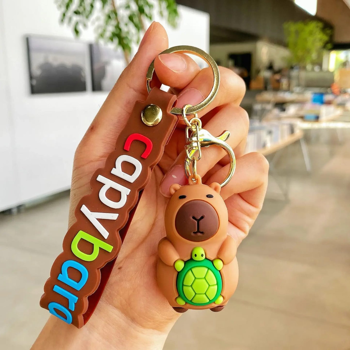 Llavero de Carpincho (Capibara) de Dibujo Animado, Creativo y Súper Lindo. Este adorable colgante tipo muñeco, ideal para la llave del auto o como charm de cartera, es el regalo perfecto y original pa