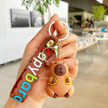 Llavero de Carpincho (Capibara) de Dibujo Animado, Creativo y Súper Lindo. Este adorable colgante tipo muñeco, ideal para la llave del auto o como charm de cartera, es el regalo perfecto y original pa