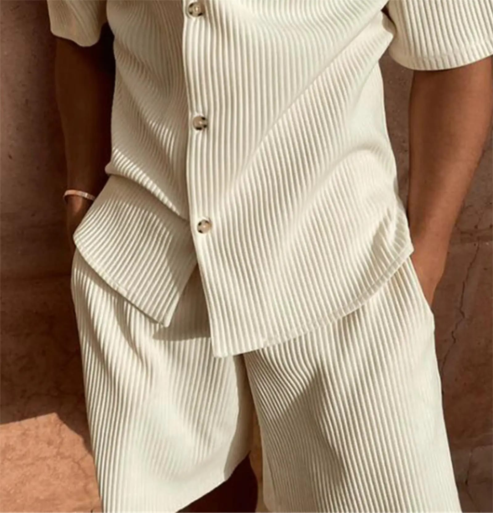 Conjunto Casual de Verano: Camisa Manga Corta y Short de Pana Elástica. Set de playa, súper cómodo y extensible. Ideal para el calor, este traje (suit) de color sólido te da un look moderno y relajado