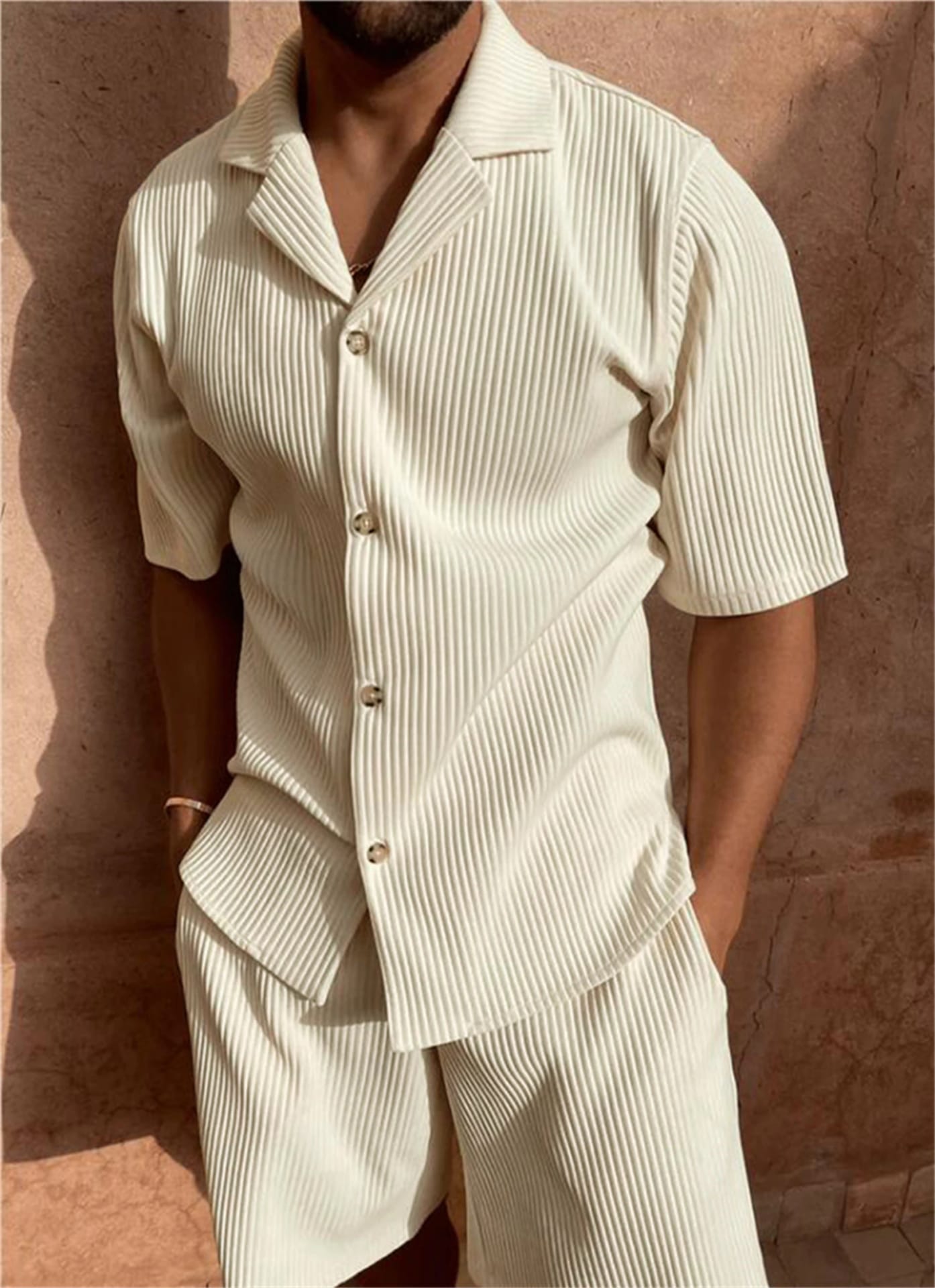 Conjunto Casual de Verano: Camisa Manga Corta y Short de Pana Elástica. Set de playa, súper cómodo y extensible. Ideal para el calor, este traje (suit) de color sólido te da un look moderno y relajado