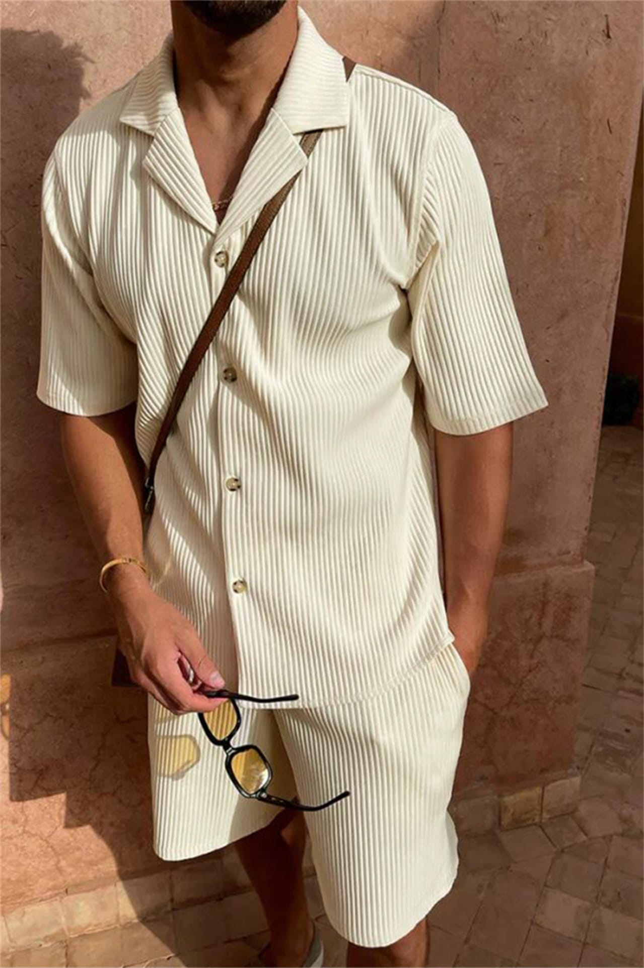 Conjunto Casual de Verano: Camisa Manga Corta y Short de Pana Elástica. Set de playa, súper cómodo y extensible. Ideal para el calor, este traje (suit) de color sólido te da un look moderno y relajado