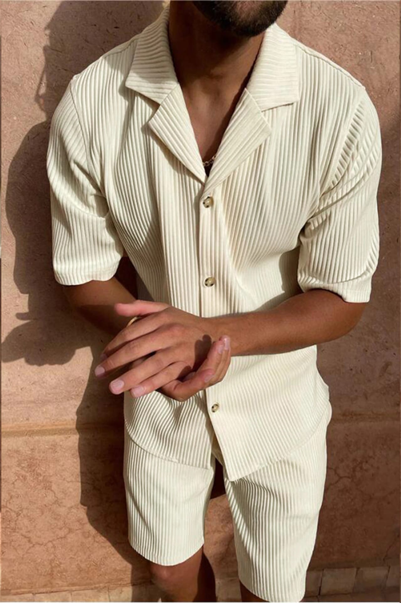 Conjunto Casual de Verano: Camisa Manga Corta y Short de Pana Elástica. Set de playa, súper cómodo y extensible. Ideal para el calor, este traje (suit) de color sólido te da un look moderno y relajado