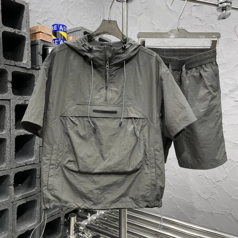 Conjunto casual de verano 2025 para hombre, de 2 piezas, con capucha, media cremallera, manga corta y shorts. Talle grande, con bolsillos amplios y corte suelto. Talles M-8XL. - GRAY