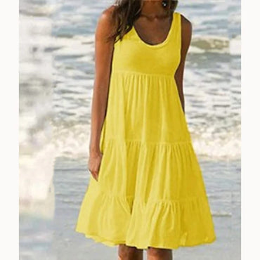 Vestido corto de mujer casual, cuello redondo, sin mangas, con volados. Modelo holgado oversize.