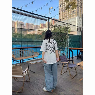 Pantalón jeans mujer tiro alto, corte recto holgado, pierna ancha, estilo retro urbano americano.