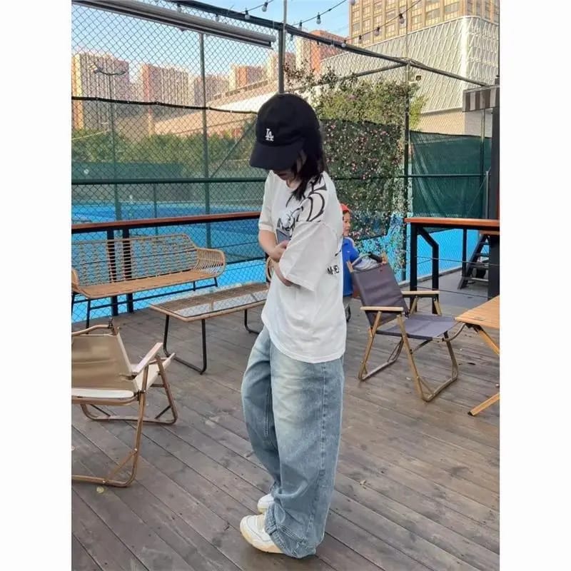 Pantalón jeans mujer tiro alto, corte recto holgado, pierna ancha, estilo retro urbano americano.