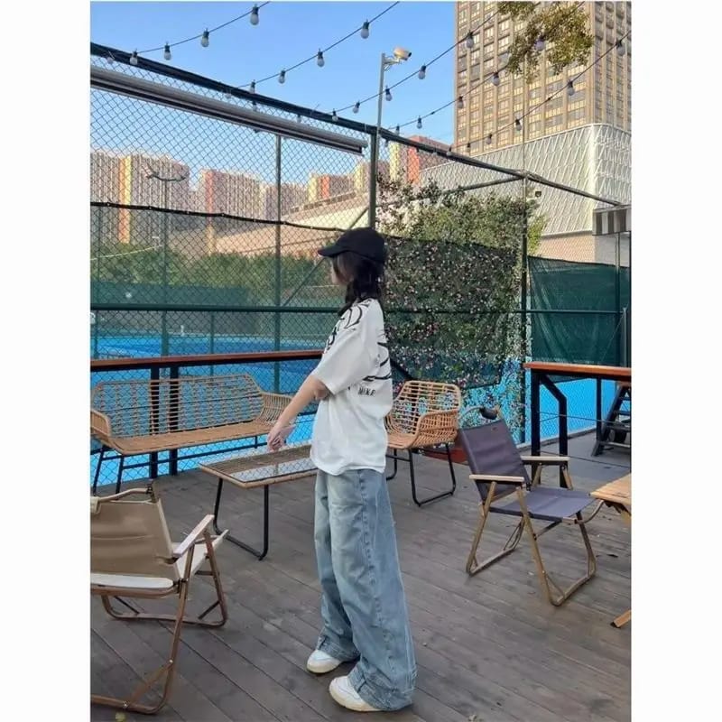 Pantalón jeans mujer tiro alto, corte recto holgado, pierna ancha, estilo retro urbano americano.