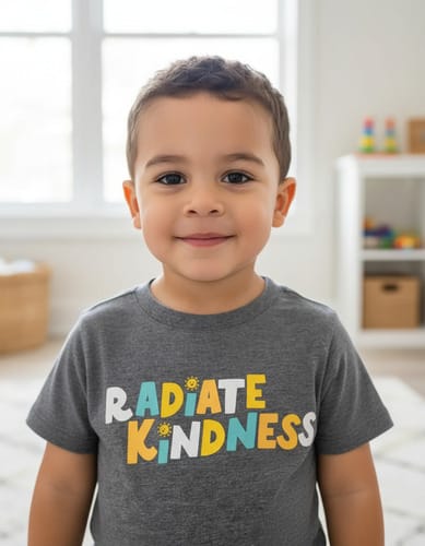 Remera MC Radiate kindness niño