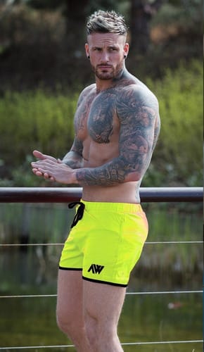 Short hombre verde fluo