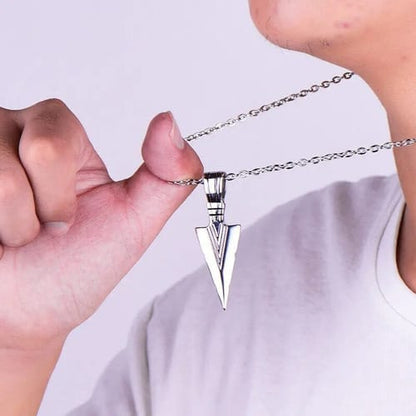 Cadena hombre mostacillas metálicas con  dije flecha vikinga