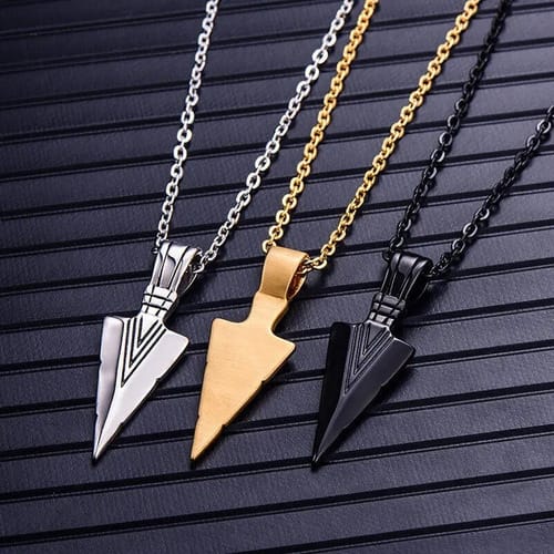 Cadena hombre mostacillas metálicas con  dije flecha vikinga