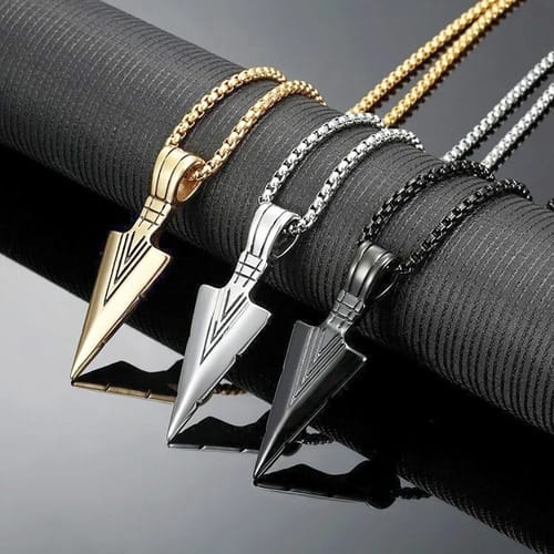 Cadena hombre mostacillas metálicas con  dije flecha vikinga