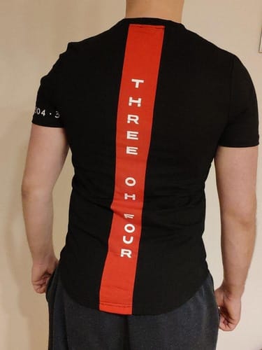 Remera Hombre Linea roja en espalda