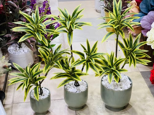 Planta sintetica con estilo palmera