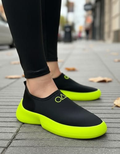 Zapatilla dama negra suela colores