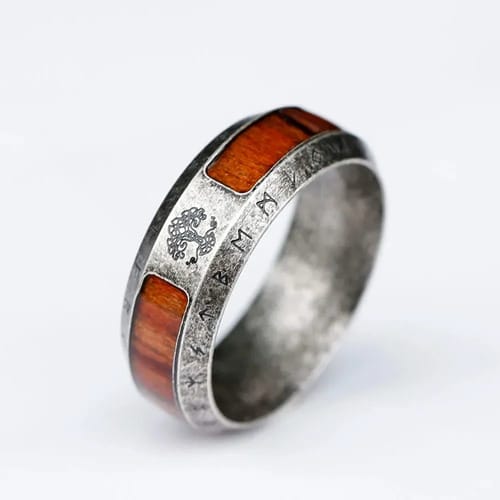 Anillo hombre Valhala simil madera y vidrio