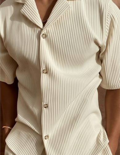 Conjunto Casual de Verano: Camisa Manga Corta y Short de Pana Elástica. Set de playa, súper cómodo y extensible. Ideal para el calor, este traje (suit) de color sólido te da un look moderno y relajado