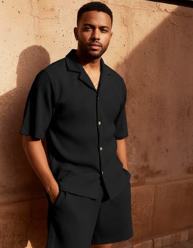 Conjunto Casual de Verano: Camisa Manga Corta y Short de Pana Elástica. Set de playa, súper cómodo y extensible. Ideal para el calor, este traje (suit) de color sólido te da un look moderno y relajado