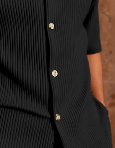 Conjunto Casual de Verano: Camisa Manga Corta y Short de Pana Elástica. Set de playa, súper cómodo y extensible. Ideal para el calor, este traje (suit) de color sólido te da un look moderno y relajado