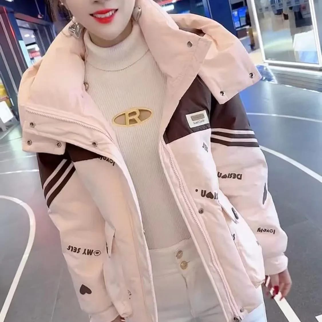 Campera de Invierno Acolchada Mujer, Modelo 2025. Parka Suelta Gruesa y Cálida con Capucha Desmontable. Material Poliéster.
