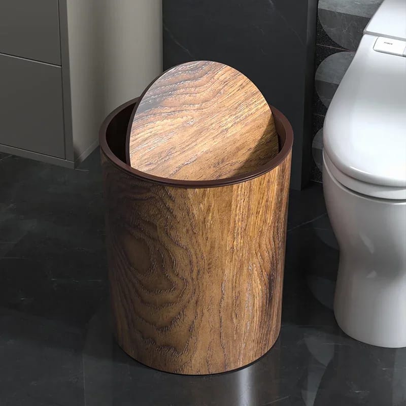 Papelera retro con diseño imitación madera. Fabricada en plástico PP.