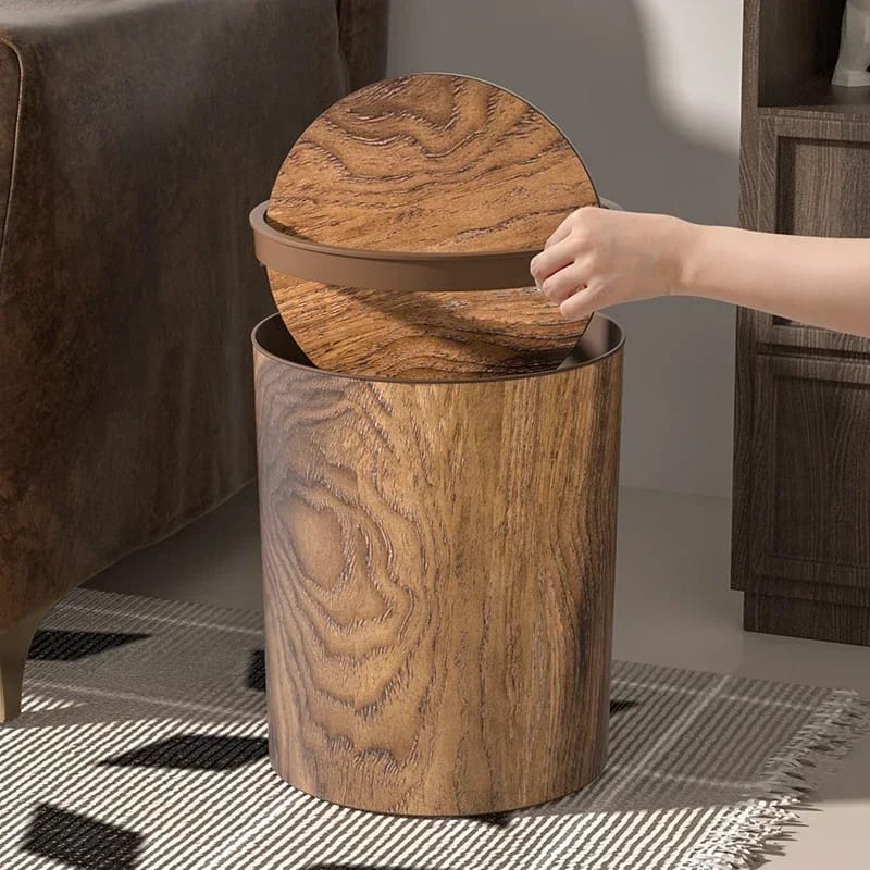 Papelera retro con diseño imitación madera. Fabricada en plástico PP.