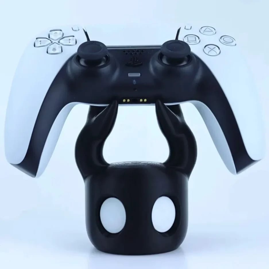 Soporte Universal para Controles de Juego PS4/PS5/Switch Temática Hollow Knight. Accesorio Gaming de Escritorio para Exhibir.