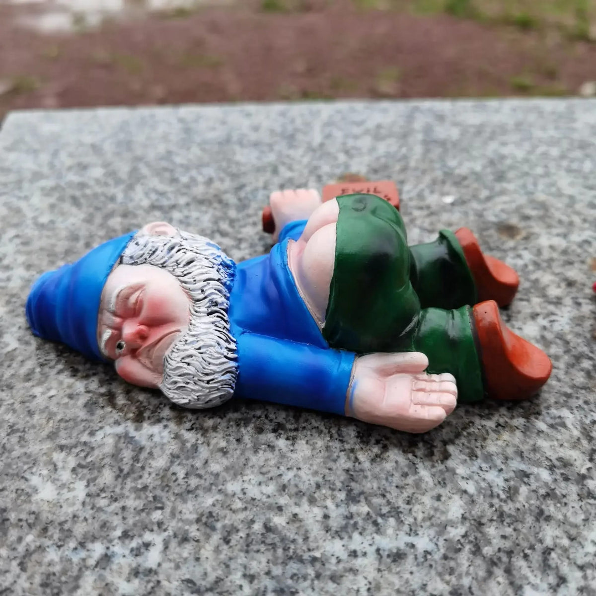 Gnomos de Jardín Borrachos de 15cm: Estatuas Divertidas de Resina para Decoración del Hogar. Adornos Caprichosos para Interior y Exterior de EcoResina Resistente al Clima.