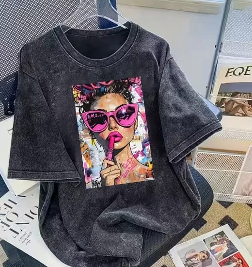 Remera Estampada de Mujer Manga Corta, Corte Oversize, Estilo Retro Lavado Vintage. Prenda de Moda Urbana y Casual.