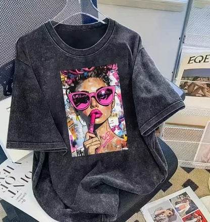 Remera Estampada de Mujer Manga Corta, Corte Oversize, Estilo Retro Lavado Vintage. Prenda de Moda Urbana y Casual.