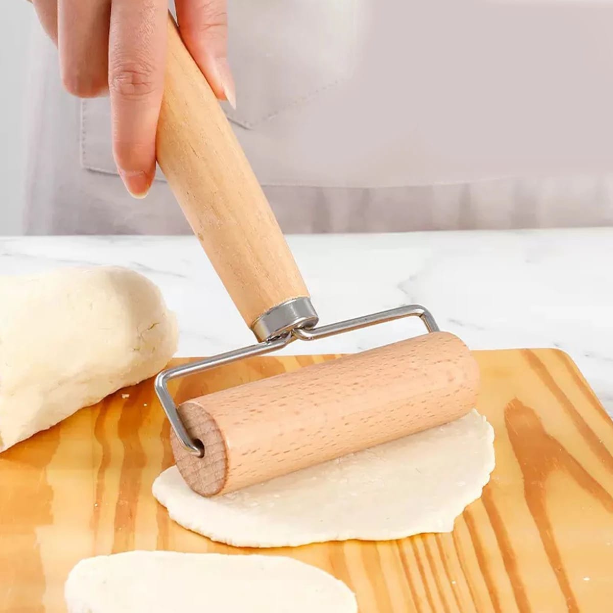 Rodillo de amasar de madera para repostería, ideal para estirar masas de tortas, pizzas, panqueques y galletas. Un utensilio esencial para tu cocina.
