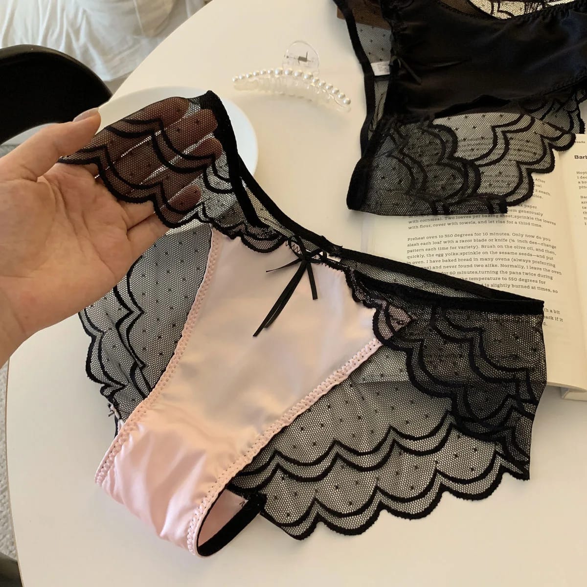 Nueva Bombacha Sexy de Lujo de Seda Fría y Encaje. Diseño Cavado de Tiro Alto con Refuerzo de Algodón. Ropa Interior Femenina Suave, Lisa, Ligera y Transpirable.