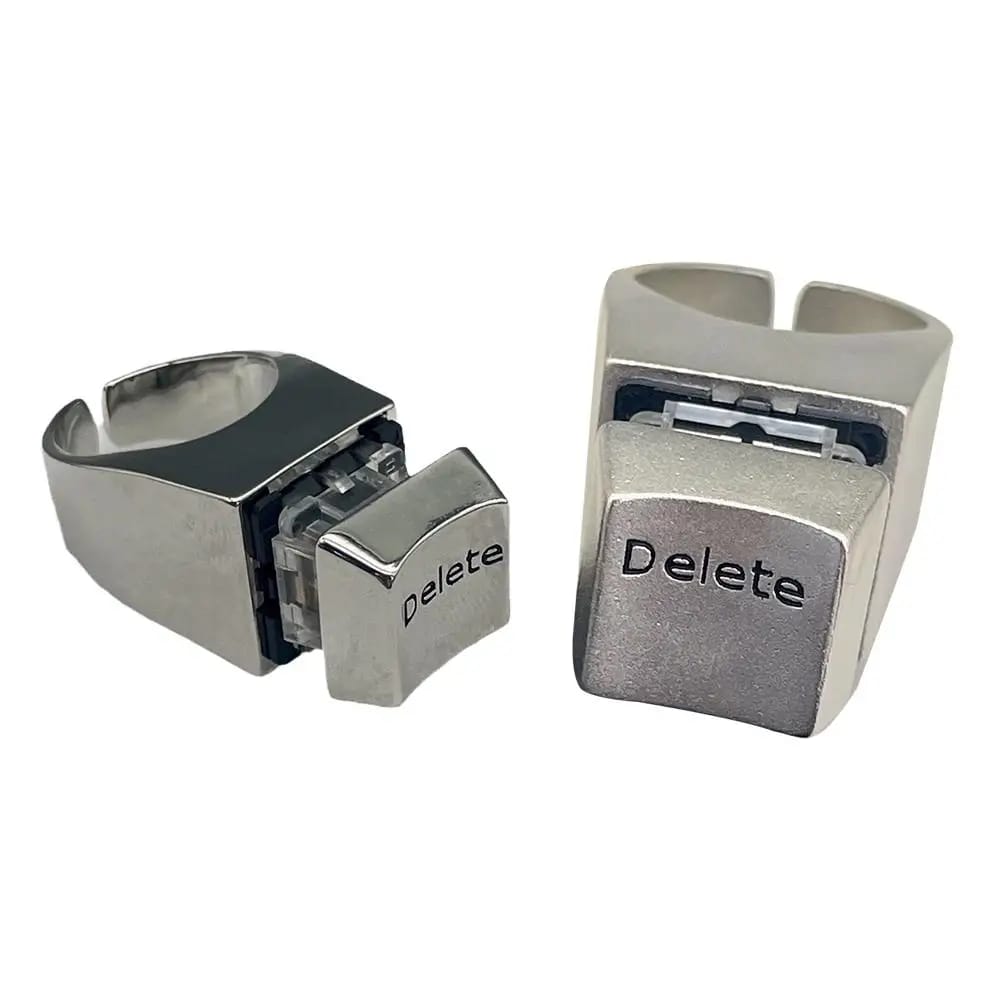 Anillo con diseño de tecla 'Delete' de teclado, ideal para amantes de la informática y la cultura geek. Un accesorio original de metal.