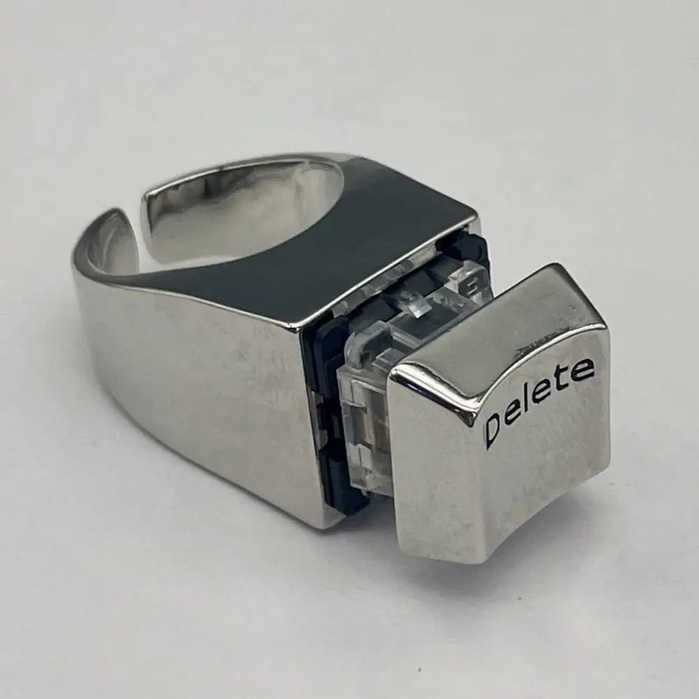 Anillo con diseño de tecla 'Delete' de teclado, ideal para amantes de la informática y la cultura geek. Un accesorio original de metal.
