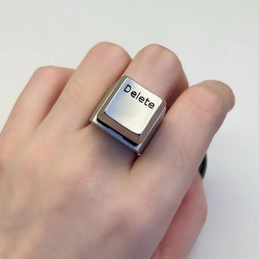 Anillo con diseño de tecla 'Delete' de teclado, ideal para amantes de la informática y la cultura geek. Un accesorio original de metal.