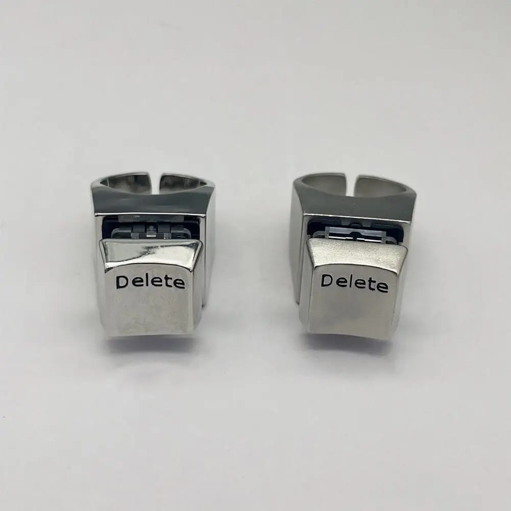 Anillo con diseño de tecla 'Delete' de teclado, ideal para amantes de la informática y la cultura geek. Un accesorio original de metal.