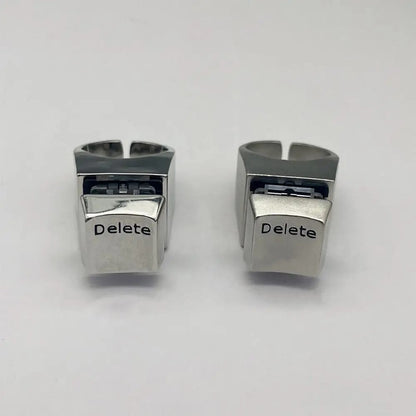 Anillo con diseño de tecla 'Delete' de teclado, ideal para amantes de la informática y la cultura geek. Un accesorio original de metal.