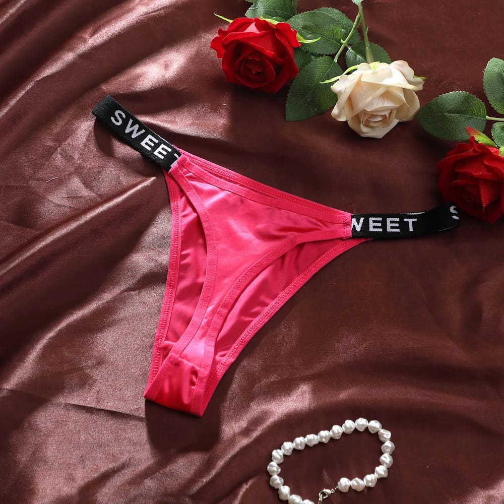 Tanga de satén sexy de seda, ropa interior femenina suave y cómoda con cintura de letras.