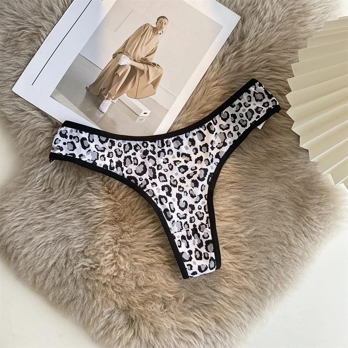 Tanga de mujer sexy con estampado de leopardo, tiro bajo, de seda helada y algodón, sin costuras. Lencería femenina.
