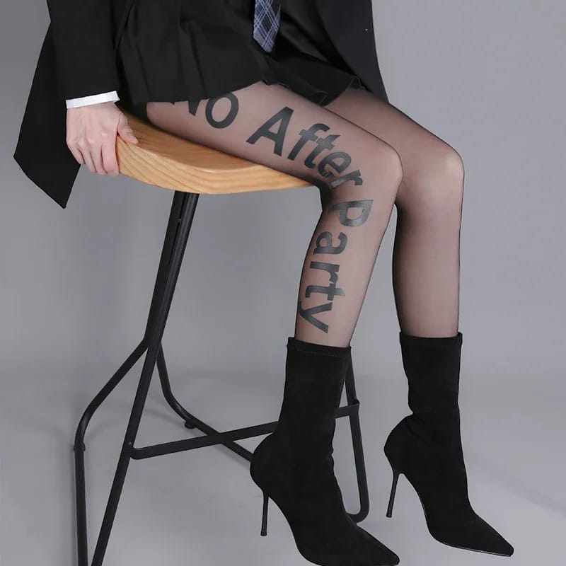 Medias de mujer transparentes ultra finas con letras gótico punk. Efecto tatuaje, ideales para fiesta o club.