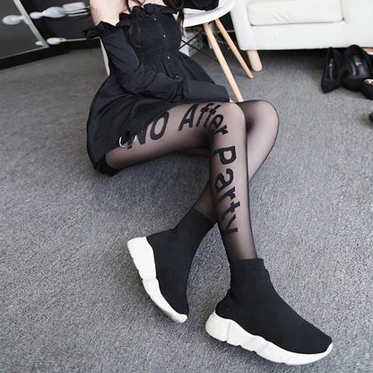Medias de mujer transparentes ultra finas con letras gótico punk. Efecto tatuaje, ideales para fiesta o club.