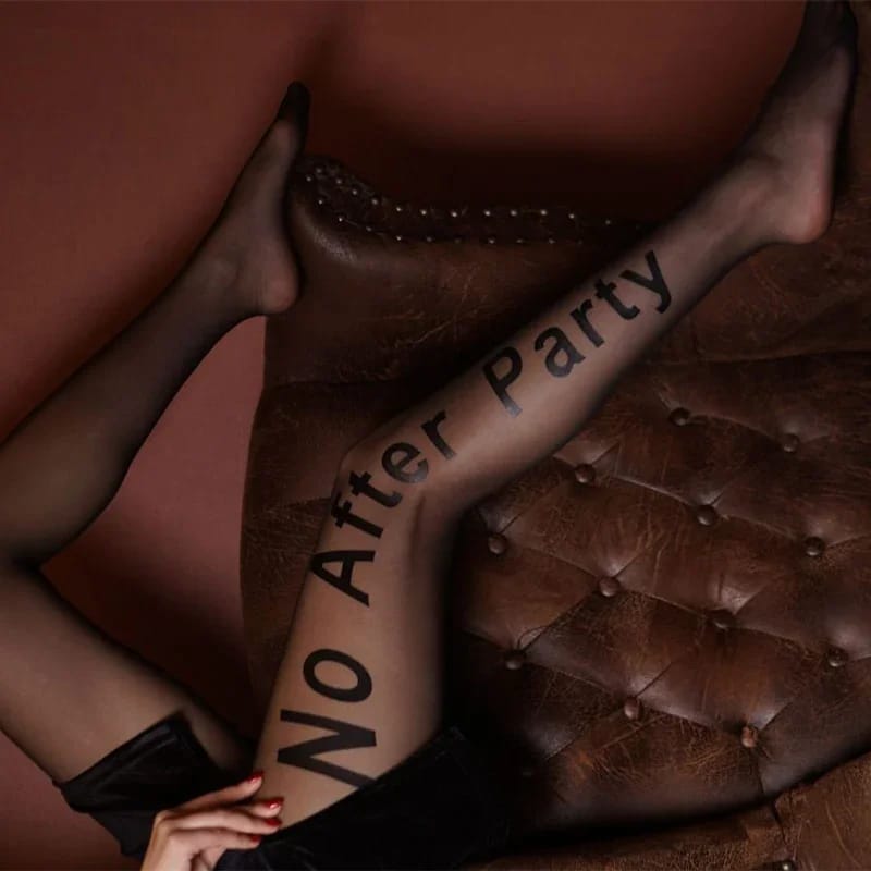 Medias de mujer transparentes ultra finas con letras gótico punk. Efecto tatuaje, ideales para fiesta o club.