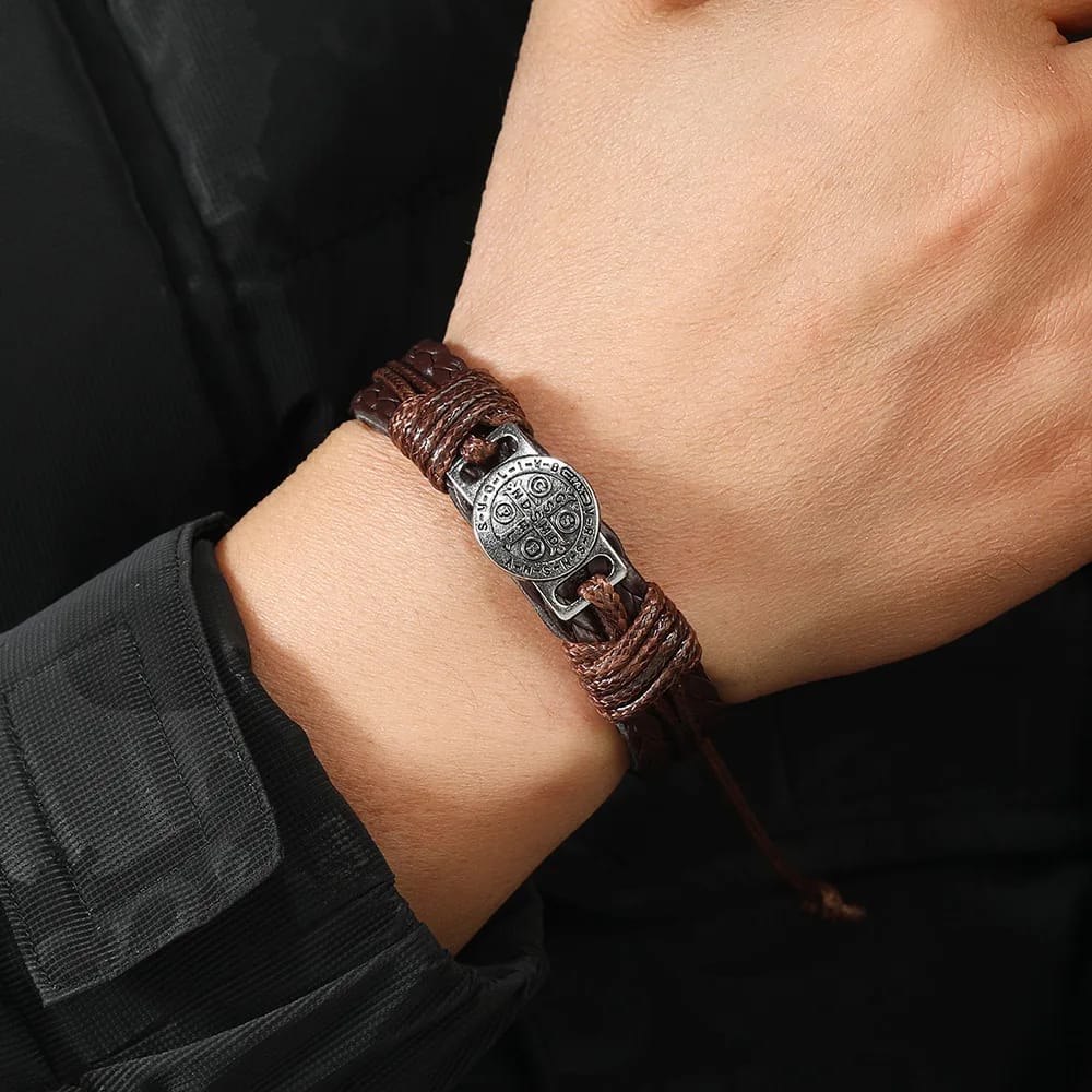 Pulsera Brazalete de Cuero Moda Hombre, Diseño Geométrico Circular. Joya ideal para citas, fiestas o como regalo.