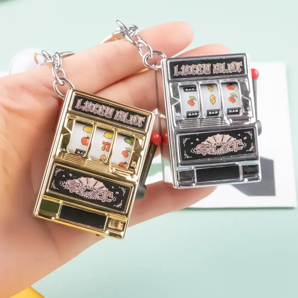 Llavero de moda con juguete mini máquina tragamonedas. Diseño creativo, ideal para auto o como regalo.