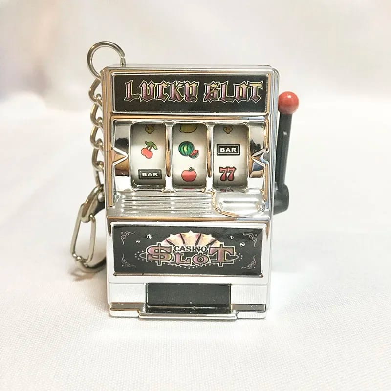 Llavero de moda con juguete mini máquina tragamonedas. Diseño creativo, ideal para auto o como regalo.