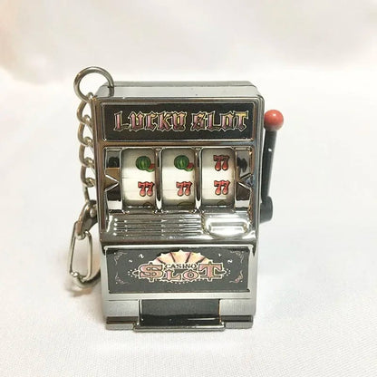 Llavero de moda con juguete mini máquina tragamonedas. Diseño creativo, ideal para auto o como regalo.
