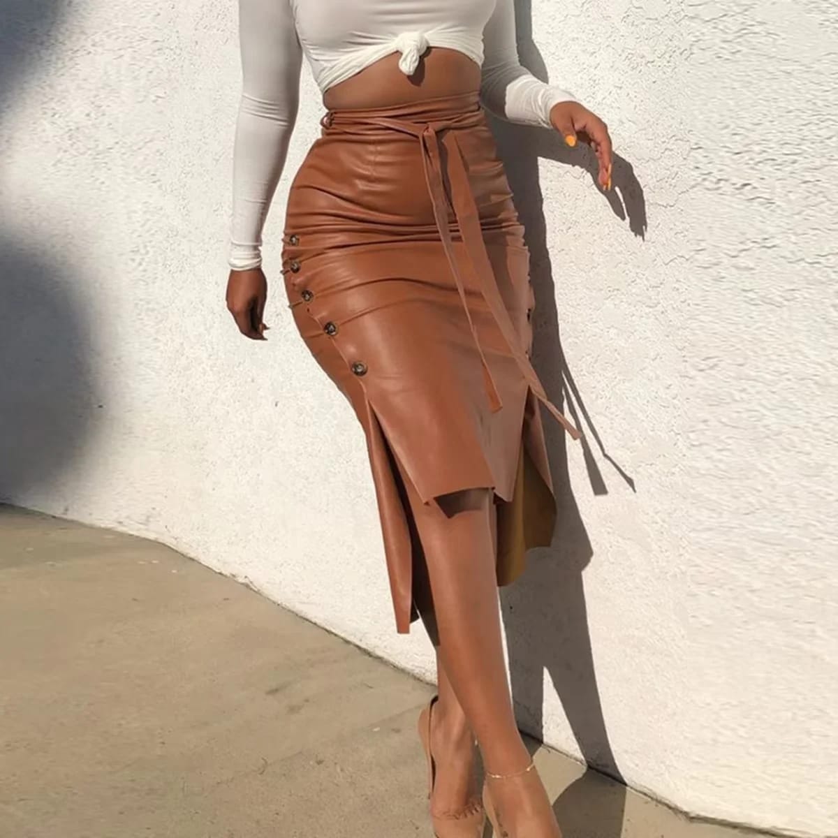 Falda midi de cuero sintético para mujer, tiro alto, ajustada, con botones, tajo y cinturón.
