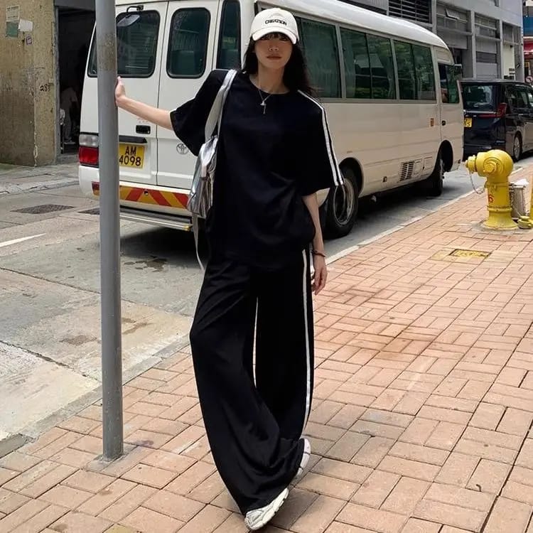 Conjunto Casual de Verano para Mujer: Remera Rayada Manga Corta y Pantalón Ancho Suelto, Dos Piezas.